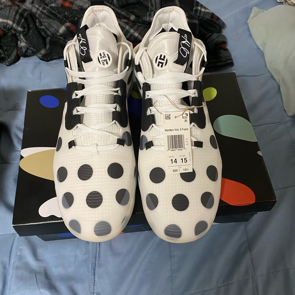 Basketball shoes